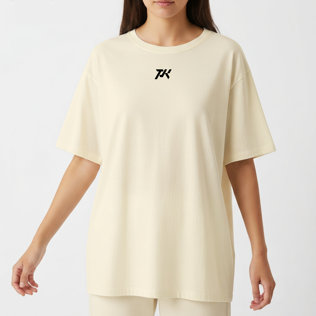 Camiseta com estampa frontal de logotipo com letras estilizadas em tamanho reduzido e estampa traseira de letras grandes em estilo abstrato e arrojado.