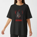 Camiseta com estampa frontal de rosto sombrio de palhaço em meio à escuridão com a frase "Welcome to Derry" em letras destacadas.