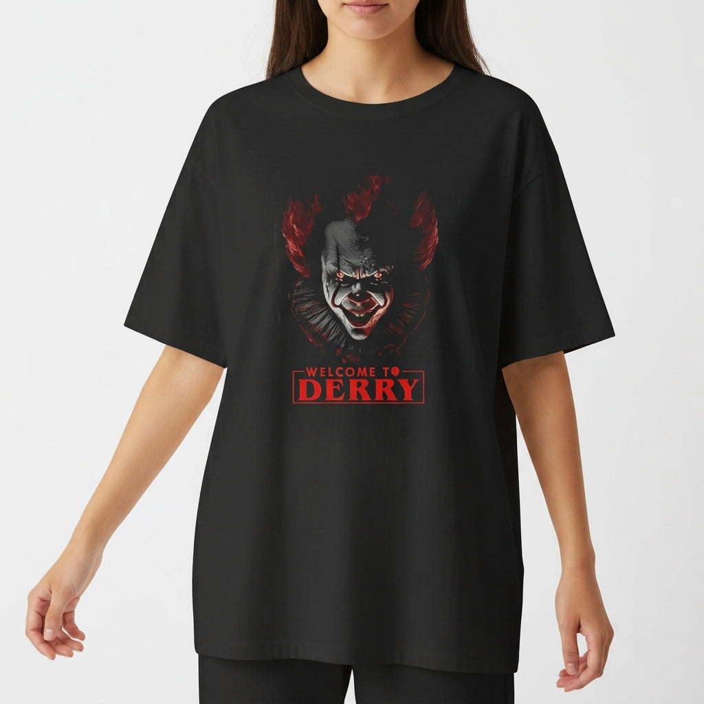 Camiseta com estampa frontal de rosto sombrio de palhaço em meio à escuridão com a frase "Welcome to Derry" em letras destacadas.