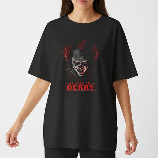 Camiseta com estampa frontal de rosto sombrio de palhaço em meio à escuridão com a frase "Welcome to Derry" em letras destacadas.