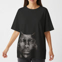 Camiseta com estampa frontal de uma fusão intrigante entre rosto humano e felino, destacando olhos penetrantes e orelhas pontudas em um contraste impactante.