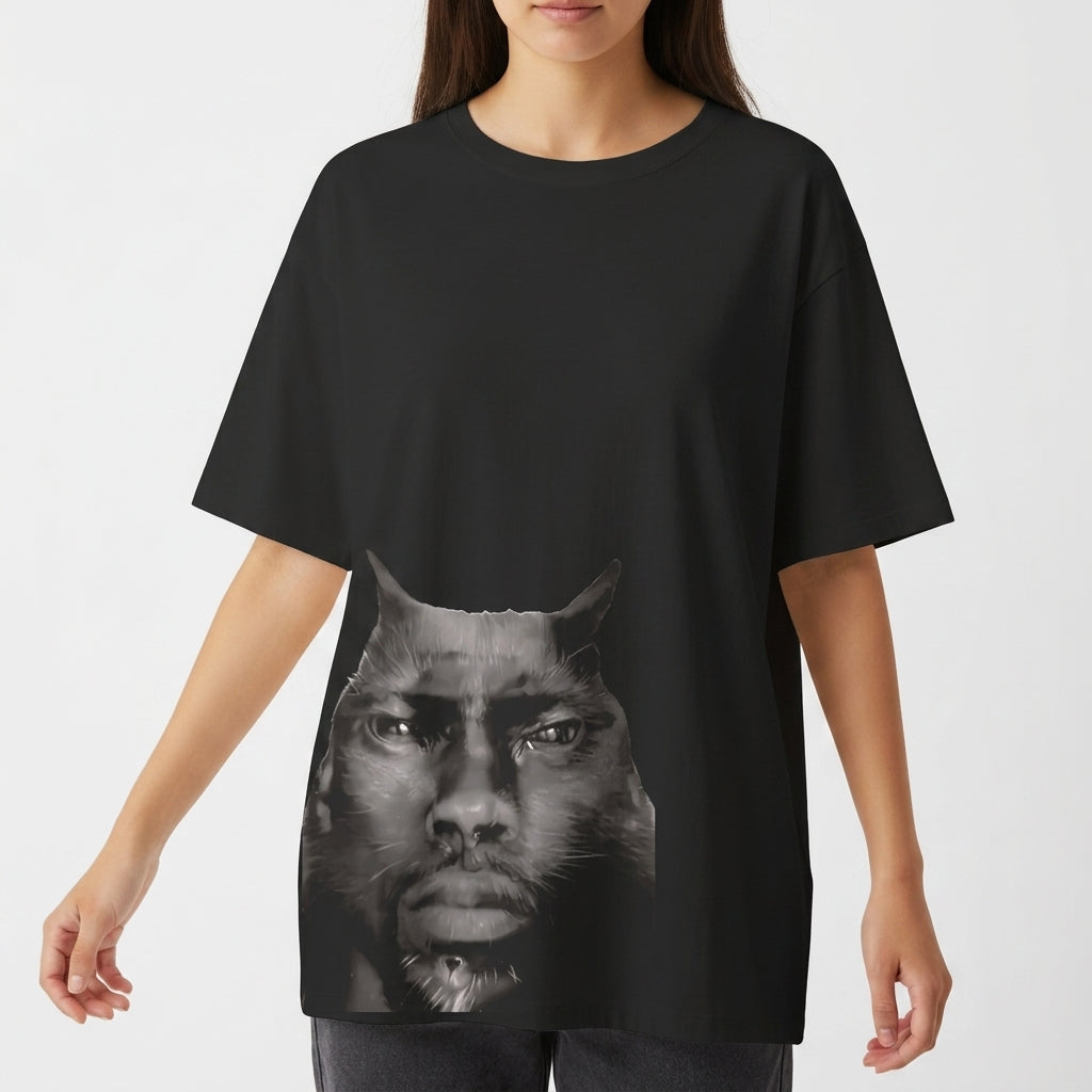 Camiseta com estampa frontal de uma fusão intrigante entre rosto humano e felino, destacando olhos penetrantes e orelhas pontudas em um contraste impactante.