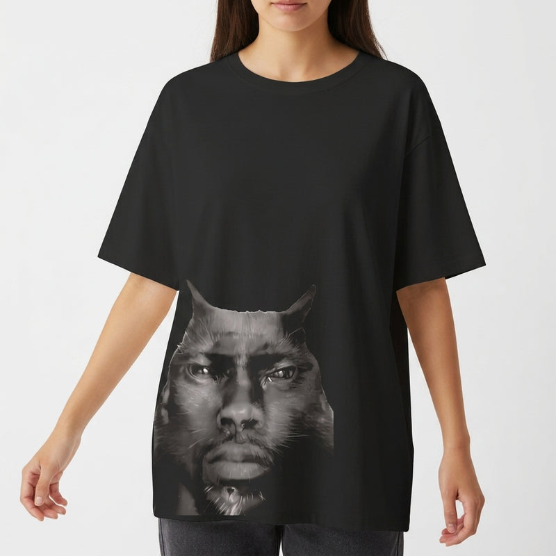 Camiseta com estampa frontal de uma fusão intrigante entre rosto humano e felino, destacando olhos penetrantes e orelhas pontudas em um contraste impactante.