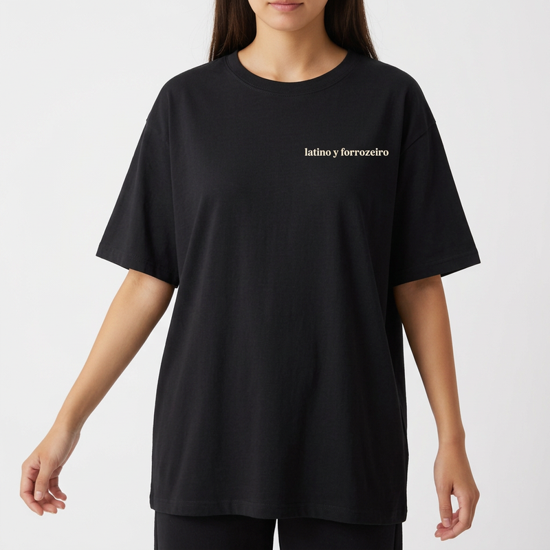 Camiseta com estampa frontal de texto estilizado "latino y forrozeiro" no canto superior esquerdo e estampa traseira de espiral decorativa centralizada no topo.