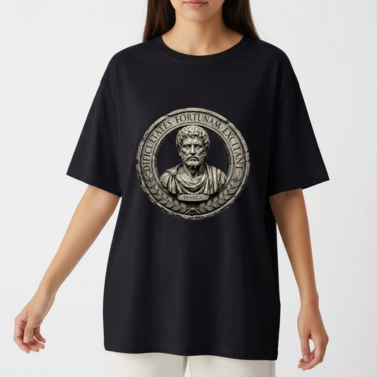 Camiseta com estampa frontal de um busto clássico em relevo de um filósofo romano, rodeado por uma inscrição em latim dentro de uma moldura circular detalhada.