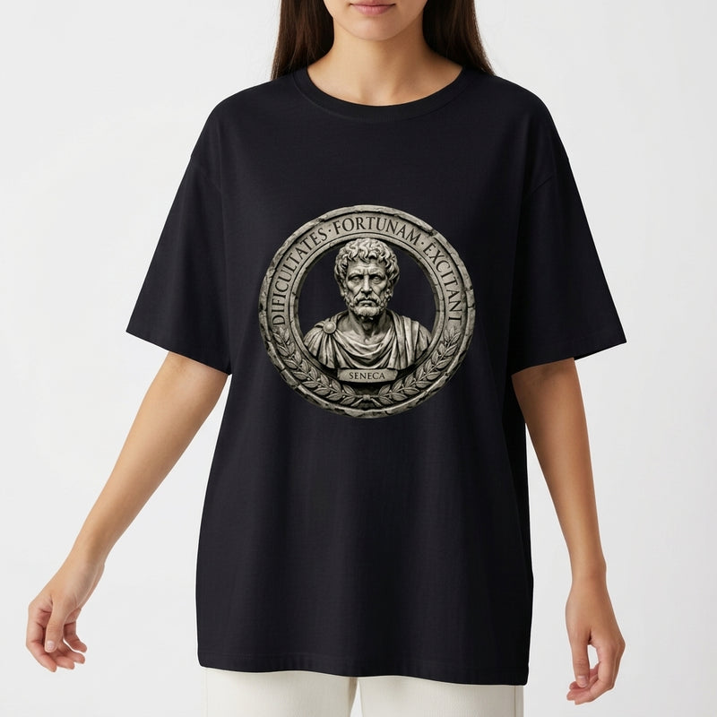 Camiseta com estampa frontal de um busto clássico em relevo de um filósofo romano, rodeado por uma inscrição em latim dentro de uma moldura circular detalhada.