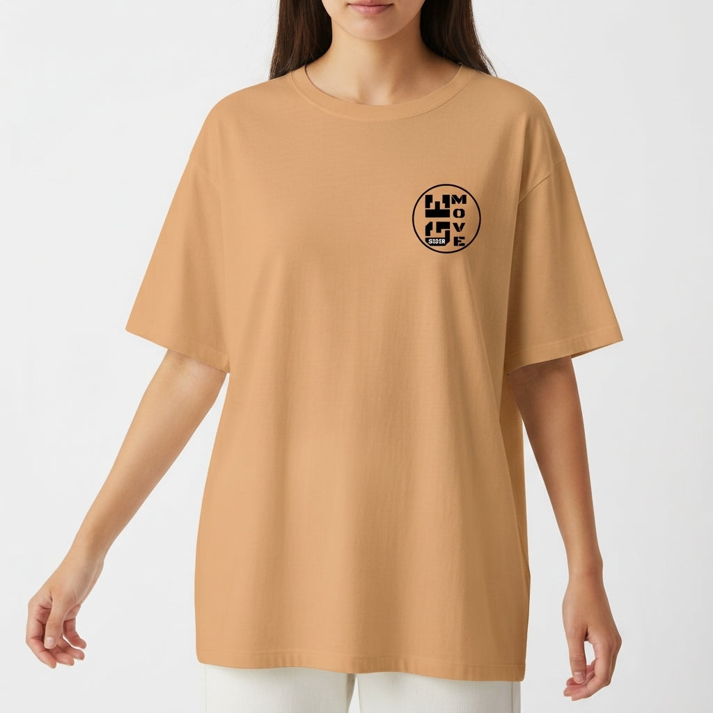 Camiseta com estampa frontal de texto circular "MOVE" e estampa traseira de texto "AVIVA JOVEM" com chamas e citação bíblica de 1 Pedro 2:9.