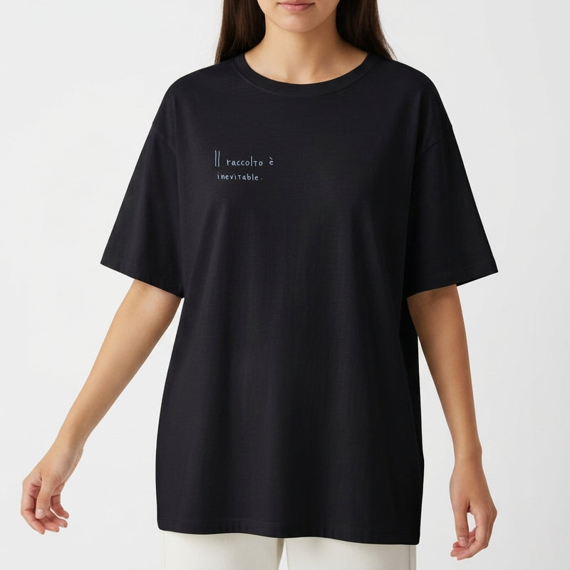 Camiseta com estampa frontal de texto em letras simples "Il raccolto è inevitabile." e estampa traseira de vaso azul com três flores amarelas e caule verde.