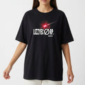 Camiseta com estampa frontal de texto "LIZZYEØRP. 202X" acompanhada de um brilho de luz vermelho intenso, gerando um efeito de destaque.