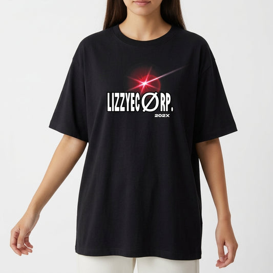 Camiseta com estampa frontal de texto "LIZZYEØRP. 202X" acompanhada de um brilho de luz vermelho intenso, gerando um efeito de destaque.
