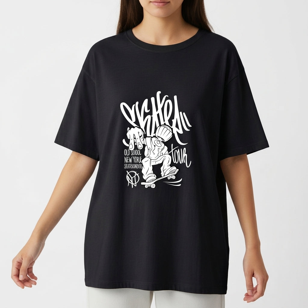 Camiseta com estampa frontal de personagem de skate, usando boné, com letras estilizadas e detalhes artísticos que complementam o design urbano.