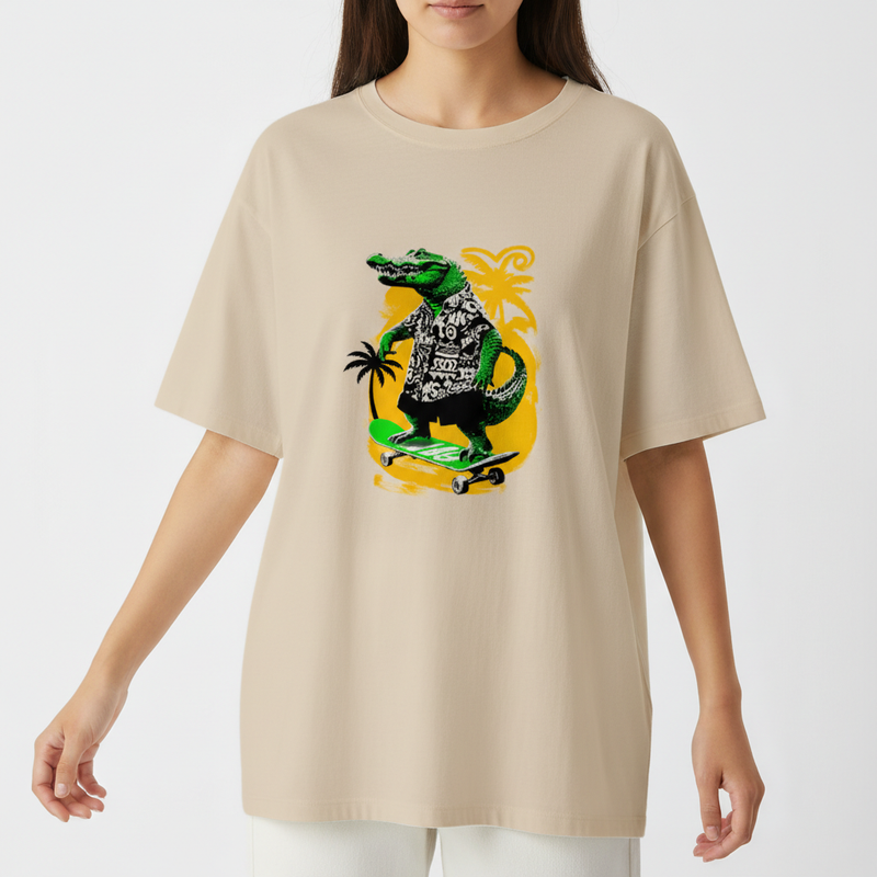Camiseta com estampa frontal de crocodilo sorridente sobre skate, vestindo camisa tropical com elementos tribais, em destaque sobre fundo com coqueiro.
