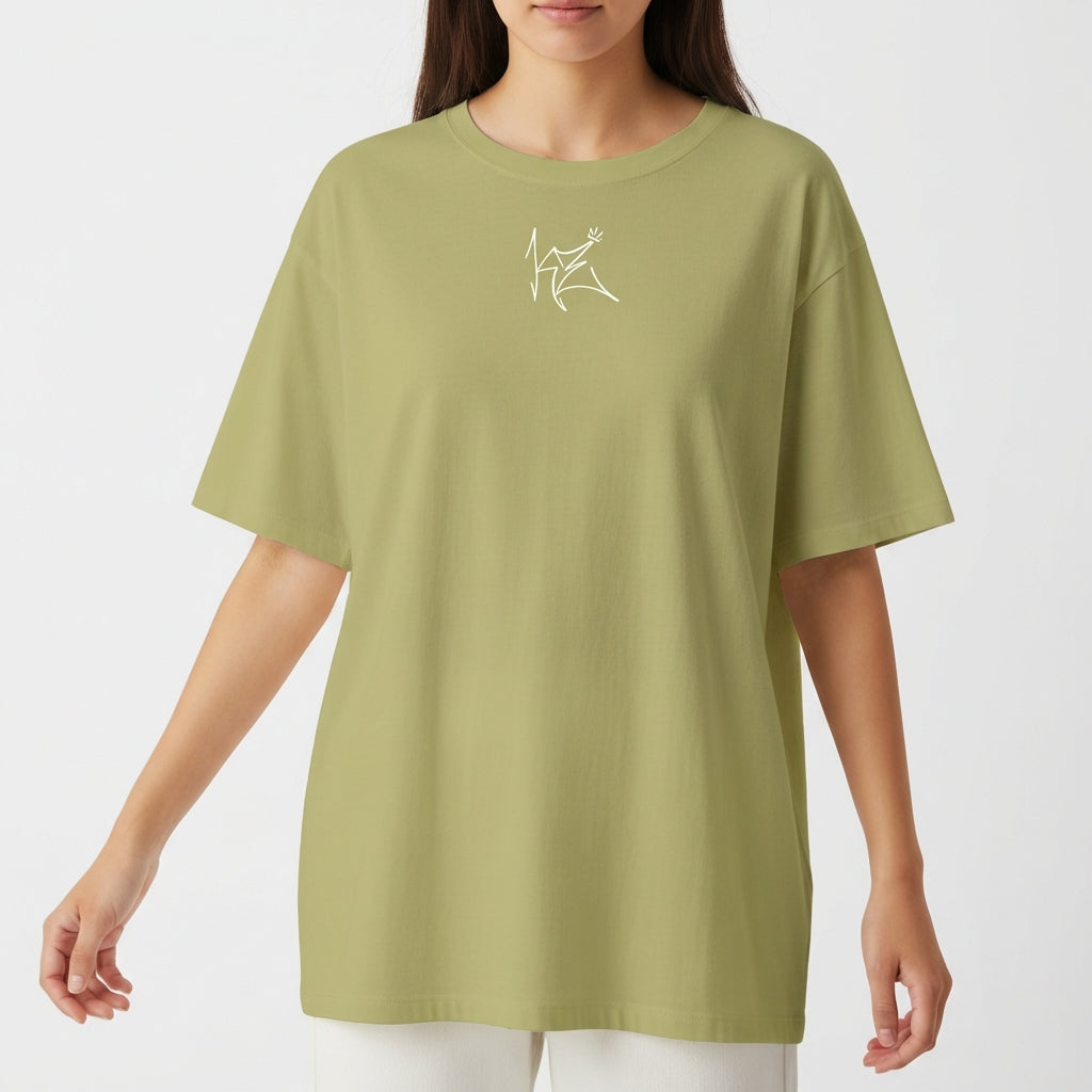 Camiseta com estampa frontal de desenho estilizado minimalista e estampa traseira de dado vermelho flutuante cercado por fumaça sinuosa.