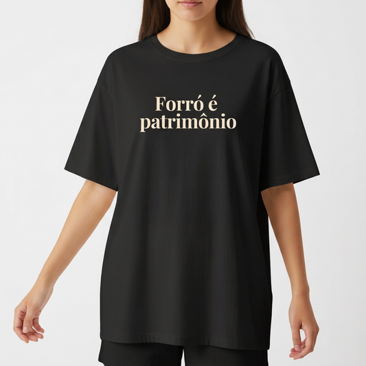 Camiseta com estampa frontal de texto "Forró é patrimônio" e estampa traseira com pequeno logotipo circular acima de texto menor centralizado.