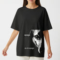 Camiseta com estampa frontal de um olhar de cachorro em close, com as palavras "apaga" e "eu te apago" dispostas ao redor da imagem impactante.