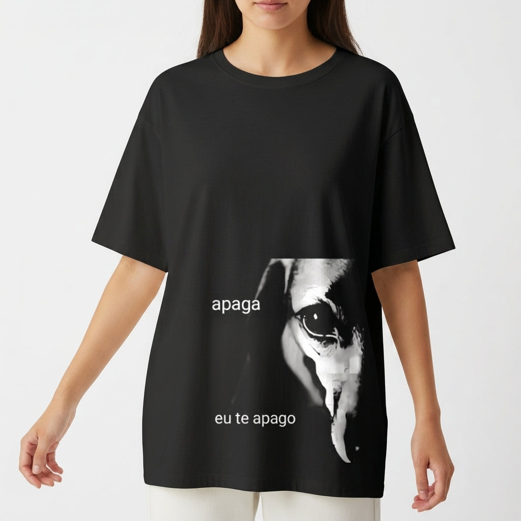 Camiseta com estampa frontal de um olhar de cachorro em close, com as palavras "apaga" e "eu te apago" dispostas ao redor da imagem impactante.