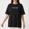 Camiseta com estampa frontal de texto estilizado em caracteres hebraicos, centralizado no peito.
