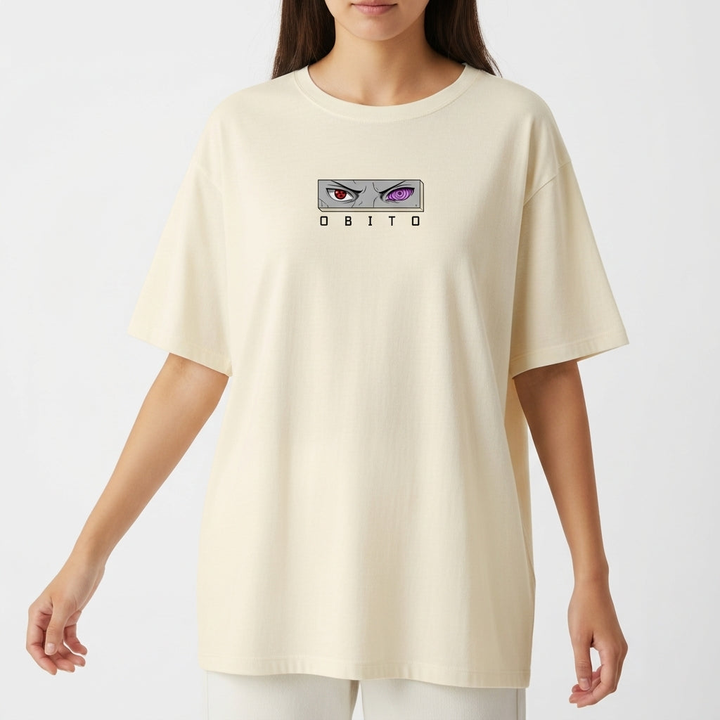 Camiseta com estampa frontal de olhos intensos e nome em destaque, e estampa traseira de personagem estilizado com texo, figuras geométricas e ilustrações.