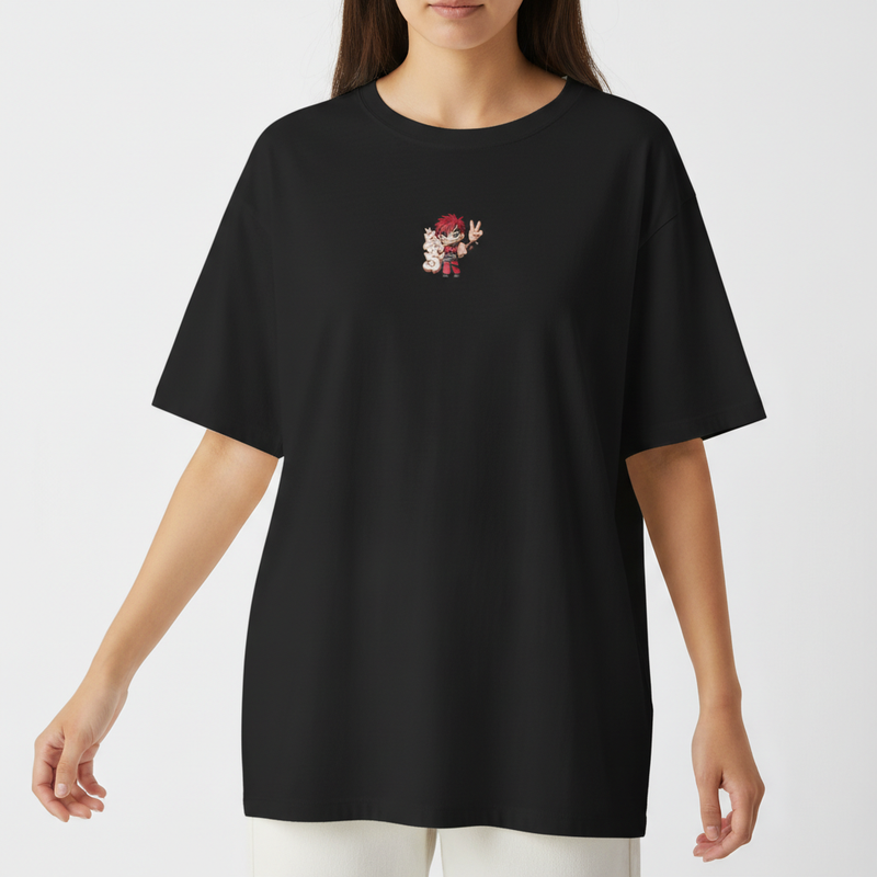 Camiseta com estampa frontal de personagem em estilo desenho animado, vestindo roupas detalhadas e apresentando uma expressão de atitude com a mão levantada.