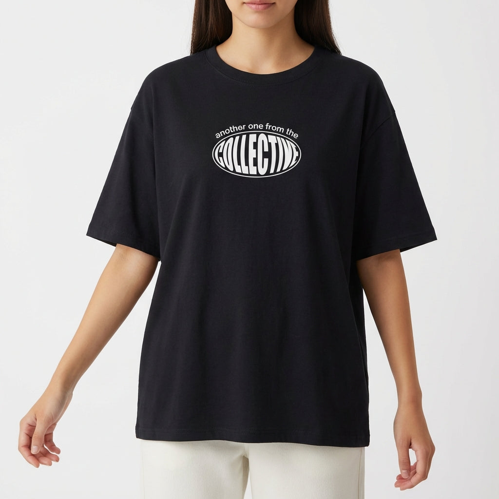 Camiseta com estampa frontal de texto em formato elíptico com uma frase curvada ao redor, centrando a palavra em destaque no meio do design.