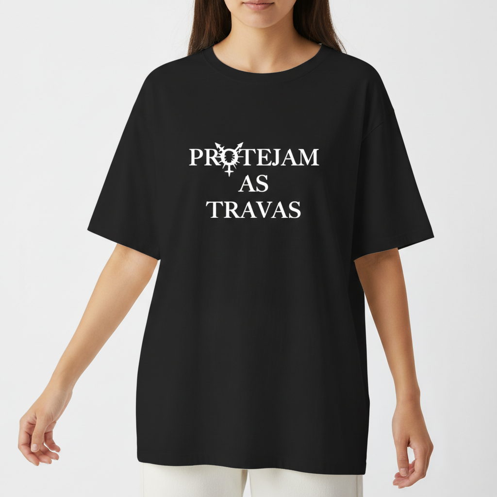 Camiseta com estampa frontal de texto "PROTEJAM AS TRAVAS" acompanhado de um símbolo estilizado no centro entre as palavras.