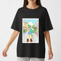 Camiseta com estampa frontal de personagem estilo anime em cenário urbano, com cabelos longos e verdes, usando chapéu e botas, cercada por prédios.