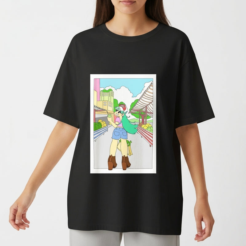 Camiseta com estampa frontal de personagem estilo anime em cenário urbano, com cabelos longos e verdes, usando chapéu e botas, cercada por prédios.