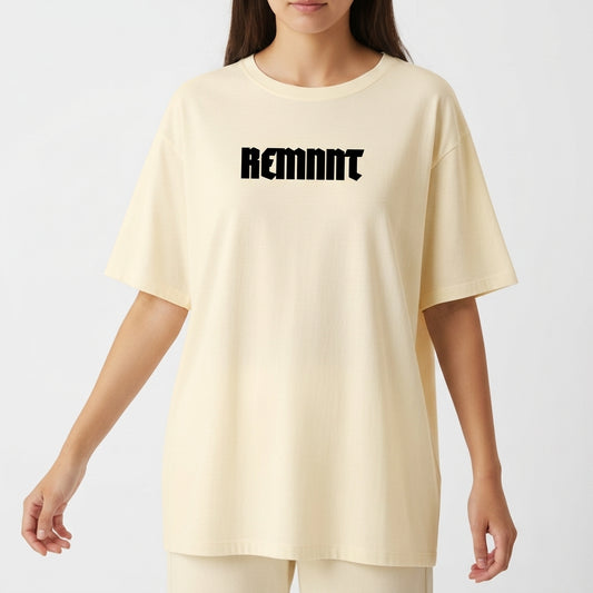 Camiseta com estampa frontal de "REMNNT" e estampa traseira de "Faith" acompanhada da frase "The just shall live by faith Hab 2:4".