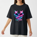 Camiseta com estampa frontal de rosto estilizado com olhos em "X" e sorriso largo, ambos escorrendo em efeito neon, junto à palavra "LUNOYA".