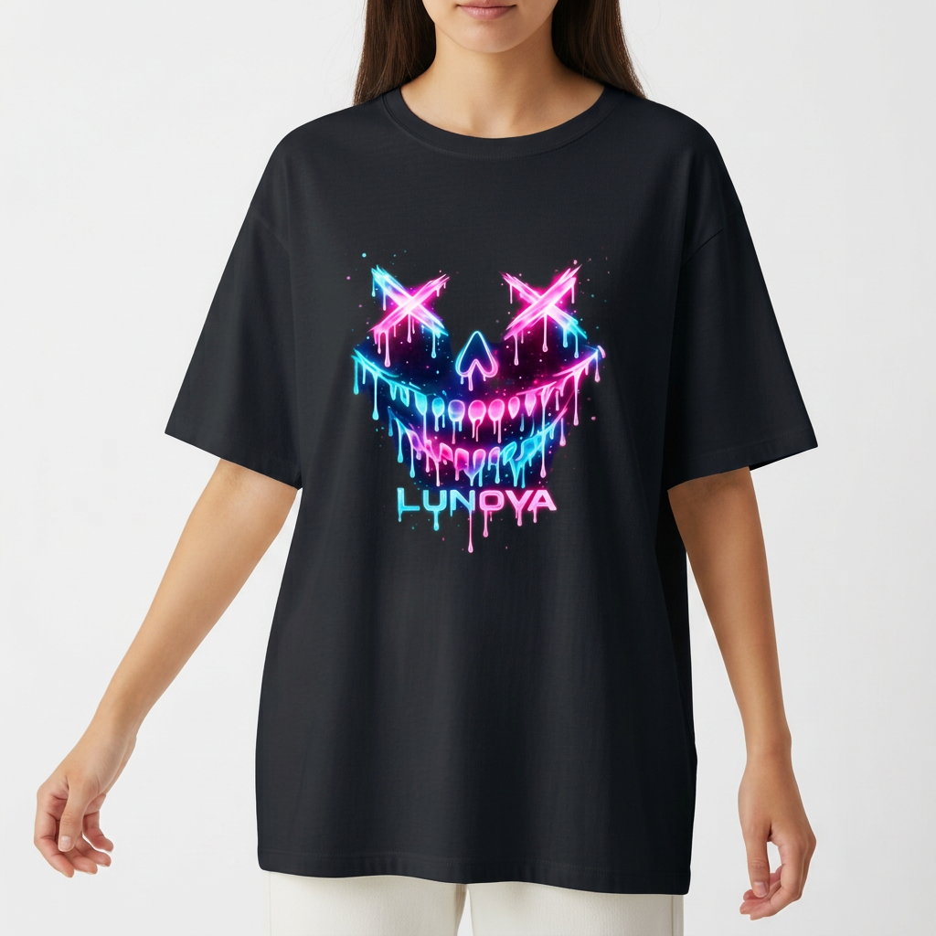 Camiseta com estampa frontal de rosto estilizado com olhos em "X" e sorriso largo, ambos escorrendo em efeito neon, junto à palavra "LUNOYA".
