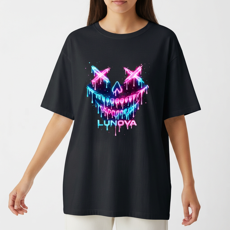 Camiseta com estampa frontal de rosto estilizado com olhos em "X" e sorriso largo, ambos escorrendo em efeito neon, junto à palavra "LUNOYA".