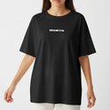 Camiseta com estampa frontal de texto estilizado. Estampa traseira de bola sorridente verde com textos verticais distorcidos e estilizados ao redor.