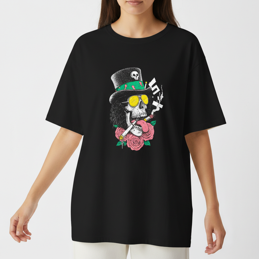 Camiseta com estampa frontal de caveira estilizada usando cartola decorada com caveira menor, óculos redondos, cigarros cruzados e rosas em destaque.