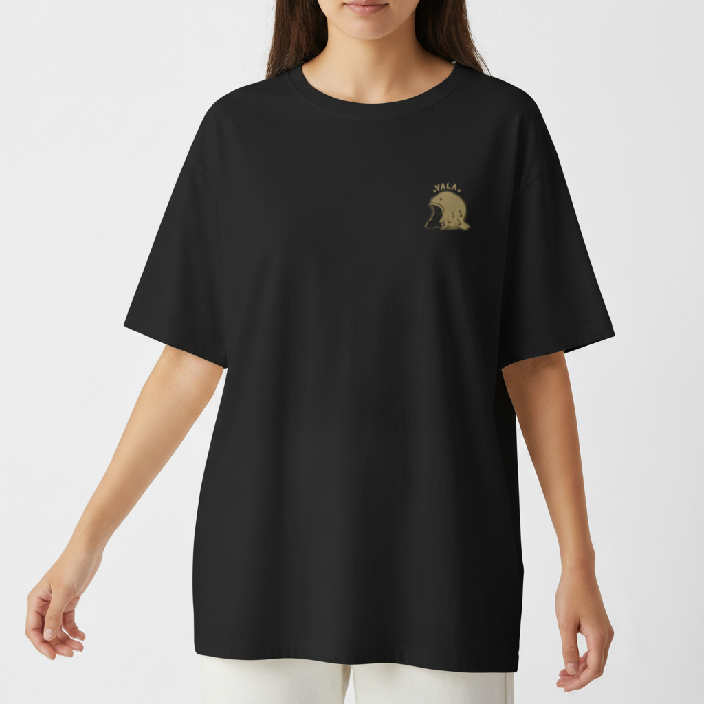 Camiseta com estampa frontal de capacete vintage com texto acima e estampa traseira de capacete maior cercado por vários textos e elementos decorativos.