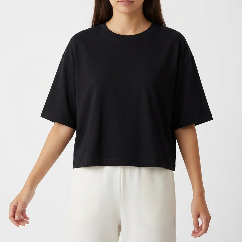 Camiseta sem estampa frontal.