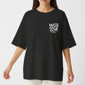 Camiseta com estampa frontal de "Faith Over Fear" com detalhes em texto pequeno e estampa traseira de "Faith Over Fear" acompanhada de citação extensa.