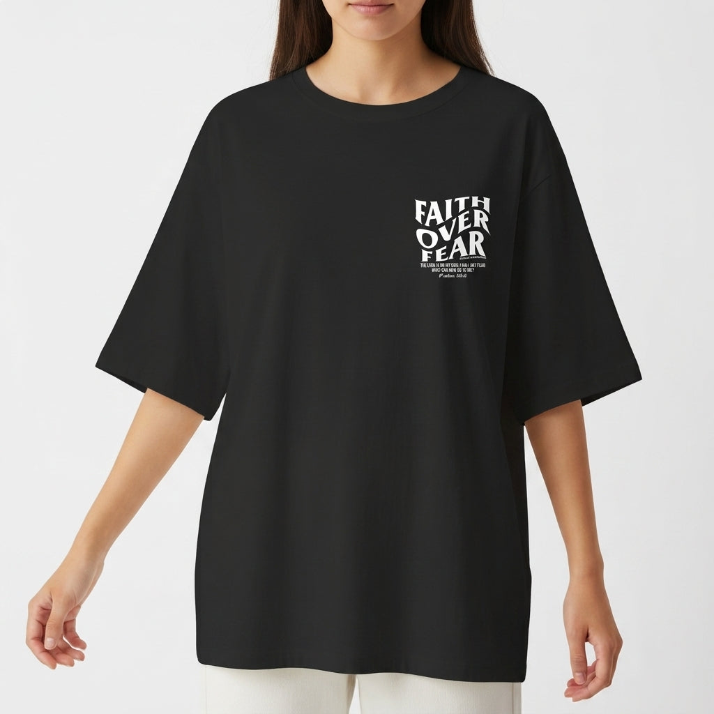 Camiseta com estampa frontal de "Faith Over Fear" com detalhes em texto pequeno e estampa traseira de "Faith Over Fear" acompanhada de citação extensa.
