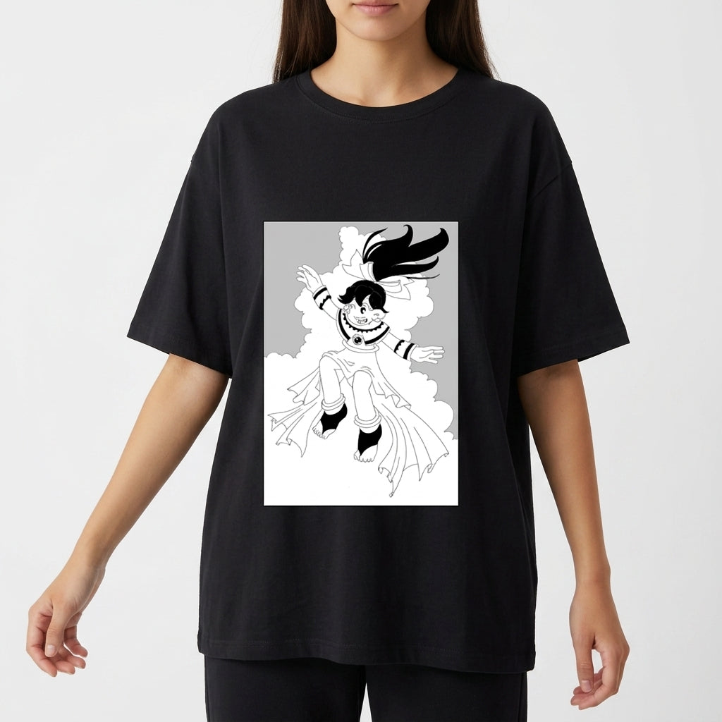 Camiseta com estampa frontal de personagem sorridente em pose flutuante, com cabelo esvoaçante, envolvendo-se em nuvens de estilo gráfico detalhado.