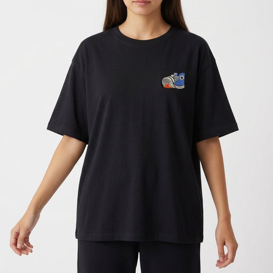 Camiseta com estampa frontal de um tênis estilizado com detalhes em estrelas e um padrão de linhas destacado em seu design gráfico.