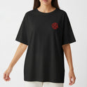 Camiseta com estampa frontal de "HOPE" estilizado em letras justapostas e estampa traseira com frases misturando palavras em formato de ampulheta.
