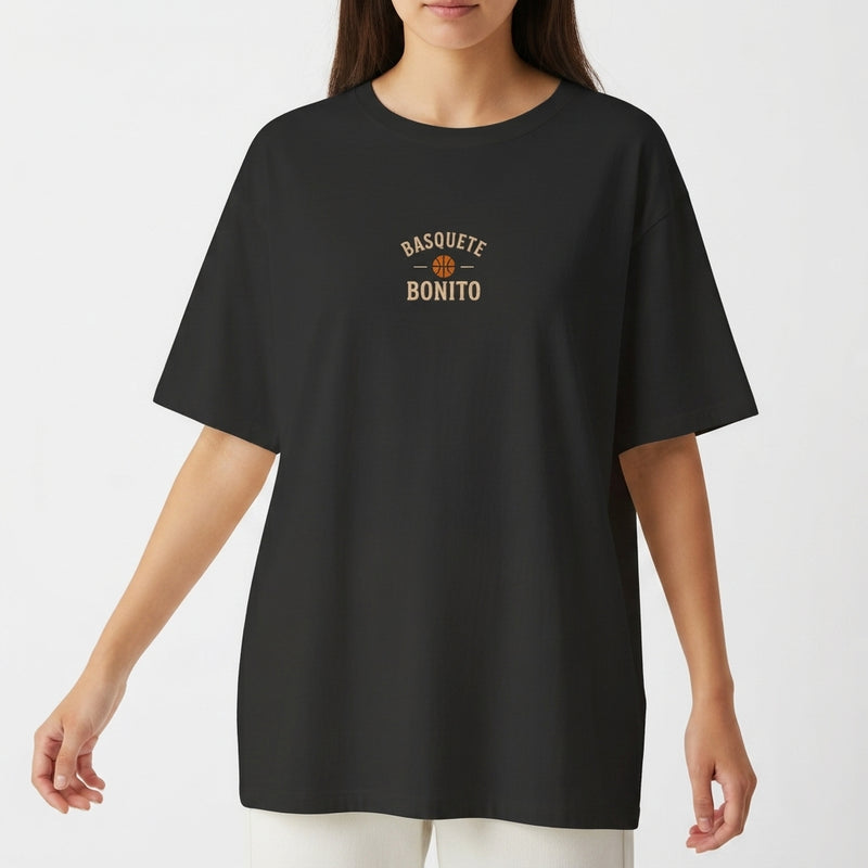 Camiseta com estampa frontal de texto "Basquete Bonito" com ícone de bola e estampa traseira de esqueleto em cenário de placas com frases sobre repescagem.