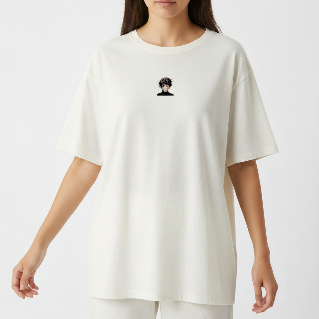 Camiseta com estampa frontal de um personagem de cabelo encaracolado em close-up e estampa traseira de um personagem em posição de ação com arte em quadrinhos.