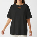 Camiseta com estampa frontal de “323” em estilo neon e estampa traseira de design tipográfico laranja vibrante com frase inspiradora tridimensional.