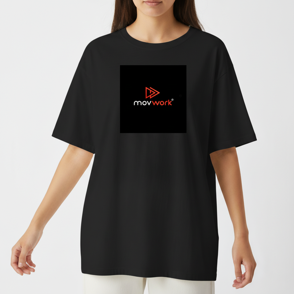 Camiseta com estampa frontal de logotipo formado por triângulo duplo e texto "movwork" estilizado, e estampa traseira repetindo o mesmo logotipo.