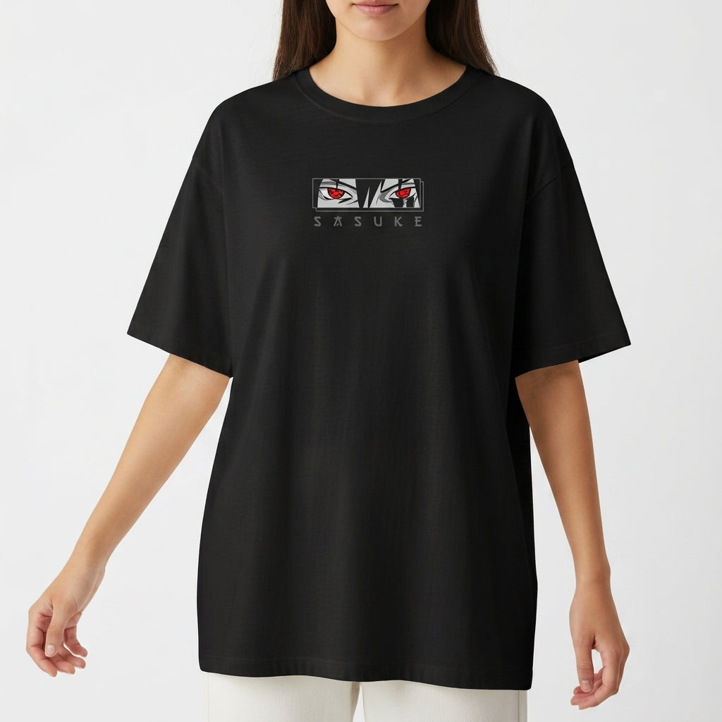 Camiseta com estampa frontal de olhos estilizados em quadrados e texto "SASUKE", e estampa traseira de ilustração em quadrado de personagem sério com cabelo escuro.