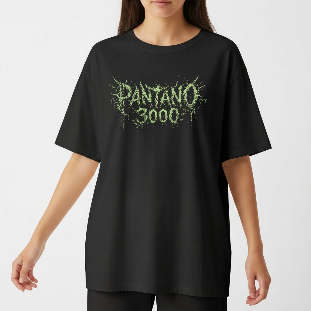 Camiseta com estampa frontal de tipografia estilizada com aspecto orgânico e irregular, composta pelas palavras "Pântano 3000", sugerindo textura viscosa.