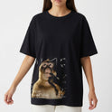 Camiseta com estampa frontal de macaco cercado por fórmulas matemáticas complexas, criando um contraste intrigante entre o animal e os cálculos.
