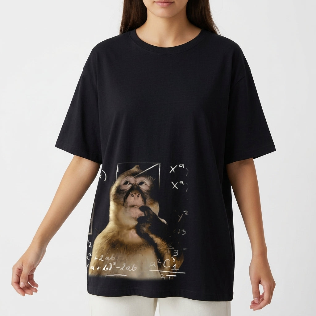 Camiseta com estampa frontal de macaco cercado por fórmulas matemáticas complexas, criando um contraste intrigante entre o animal e os cálculos.