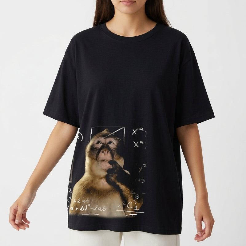 Camiseta com estampa frontal de macaco cercado por fórmulas matemáticas complexas, criando um contraste intrigante entre o animal e os cálculos.
