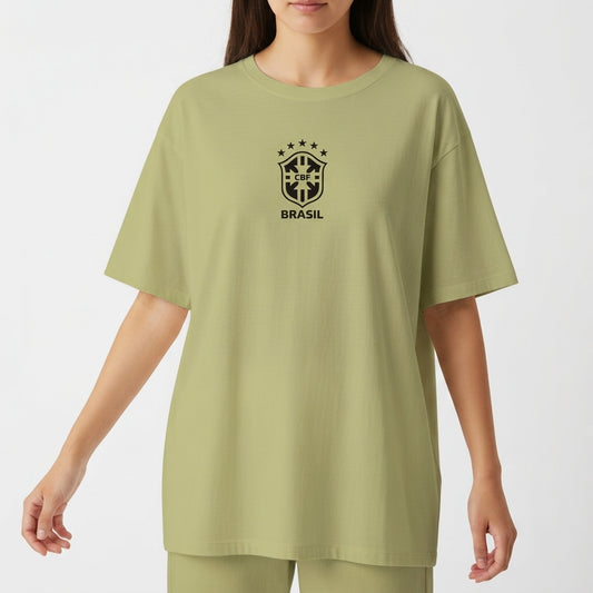 Camiseta com estampa frontal de escudo emblema com estrelas e a palavra "Brasil" e estampa traseira do número "10" em destaque.